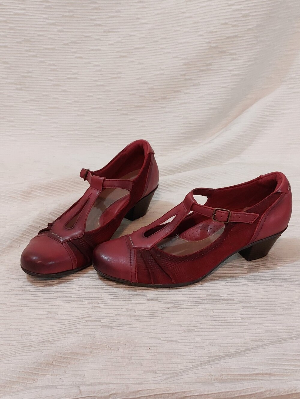 Earth Women's T-Strap Low Heel Pumps in Wine Size 8.5